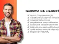 Uśmiechnięty mężczyzna z listą korzyści z SEO. Skuteczne SEO to sukces firmy, jak domowe sposoby na zawroty głowy.